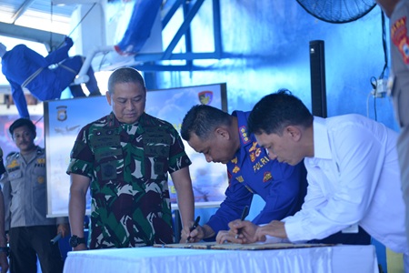 Danlantamal VI Makassar Hadiri Penandatanganan Kerja Sama Dirpolairud Polda Sulsel-Balai Taman Nasional Taka Bonerate Selayar
