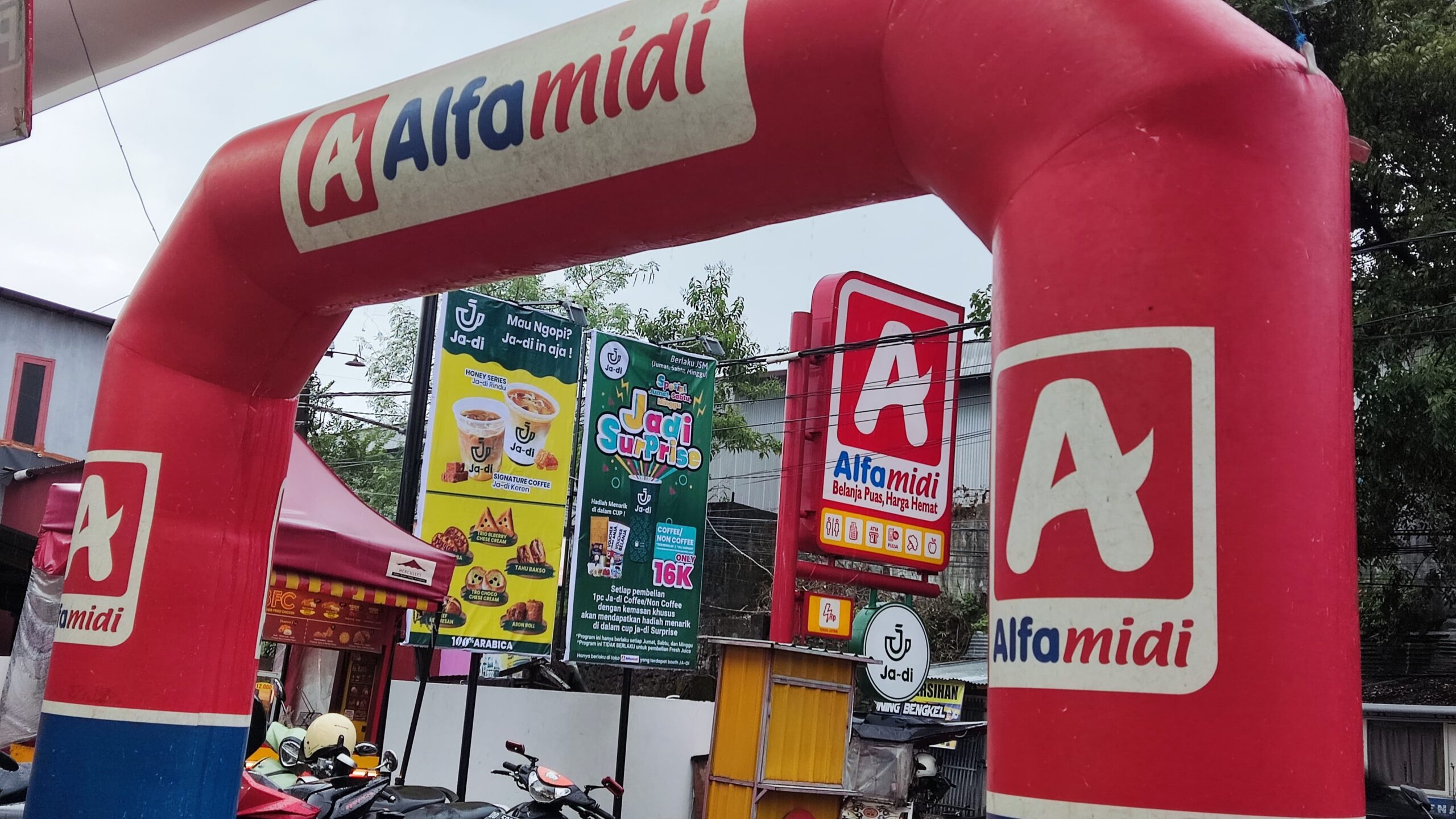 Alfamidi Hadirkan Promo Jadi Surprise Bareng Ja-di Coffee, Hanya Rp16 Ribu Dapat Hadiah Menarik!