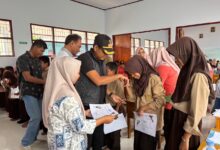 Bersumber Dari PAD Desa Binuang Salurkan Hadiah Kepada Siswa Siswi Berprestasi