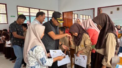 Bersumber Dari PAD Desa Binuang Salurkan Hadiah Kepada Siswa Siswi Berprestasi