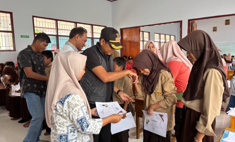 Bersumber Dari PAD Desa Binuang Salurkan Hadiah Kepada Siswa Siswi Berprestasi