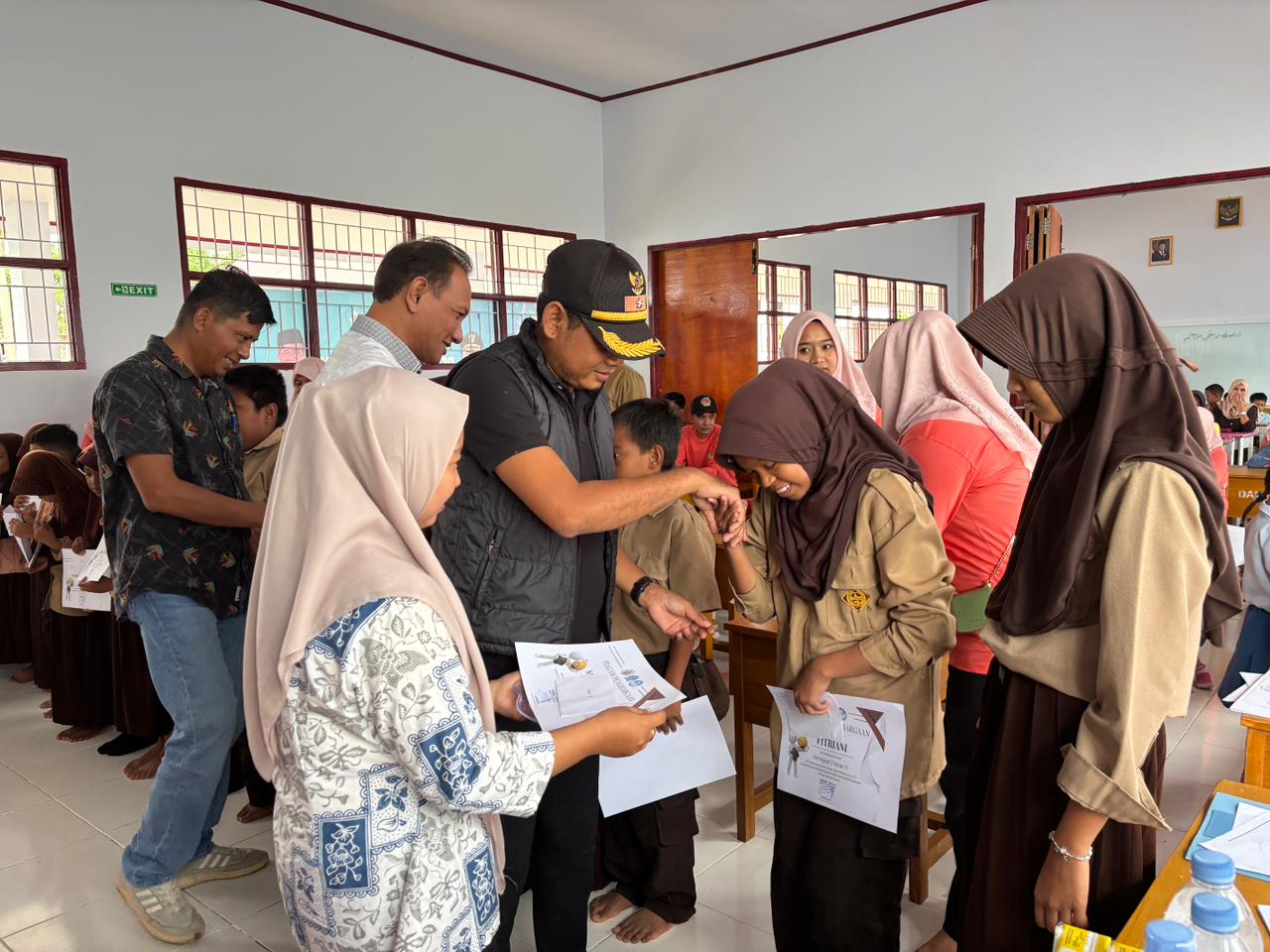 Bersumber Dari PAD Desa Binuang Salurkan Hadiah Kepada Siswa Siswi Berprestasi