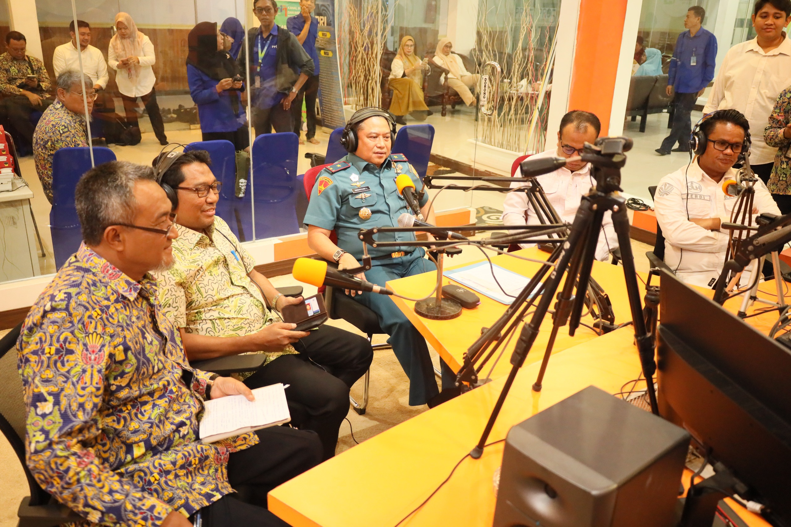 Danlantamal VI Makassar Tampil Sebagai Narasumber Acara Talk Show Road to Hari Lingkungan Hidup Tahun 2025 di RRI Makassar