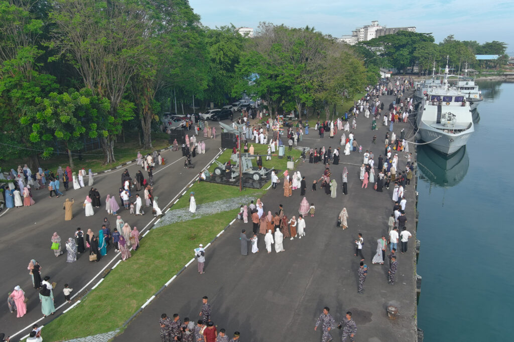 Masyarakat Kota Makassar Antusias Naik Kapal Perang TNI AL Usai Shalat Iduladha 1446 H/2025 di Lantamal VI