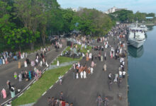 Masyarakat Kota Makassar Antusias Naik Kapal Perang TNI AL Usai Shalat Iduladha 1446 H/2025 di Lantamal VI