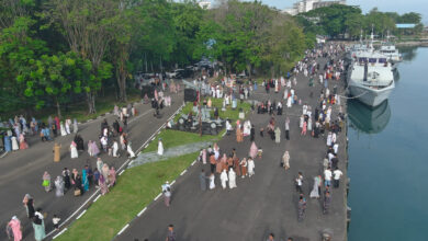 Masyarakat Kota Makassar Antusias Naik Kapal Perang TNI AL Usai Shalat Iduladha 1446 H/2025 di Lantamal VI