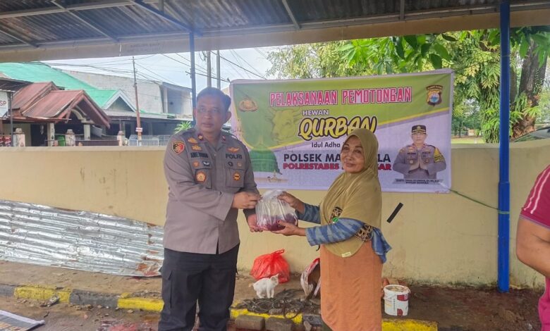 Polsek Manggala Rayakan Iduladha dengan Berbagi Daging Kurban