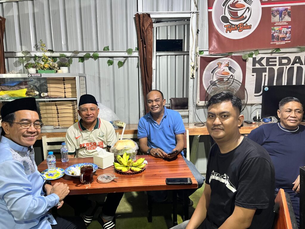 Selain Kolega, Rektor Unhas dan Aspidsus Kejati Sulsel Ikut Nikmati Konro Kedai Tujuh Belas