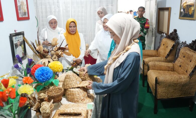 Melinda Aksa Apresiasi UMKM Kerajinan Eceng Gondok di Sambung Jawa: Inovasi Lokal Ramah Lingkungan yang Harus Didukung