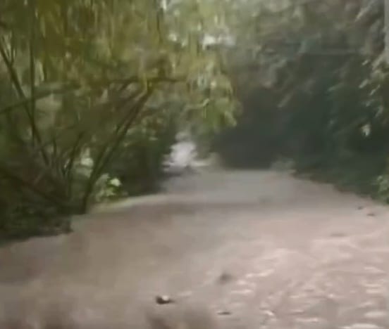 Banjir Bandang Merendam Jalan Poros Desa Polebunging Selayar