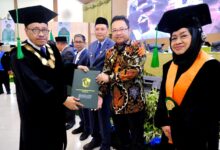 Wabup Gowa Terima Penghargaan dan Pin Emas dari UMI Makassar
