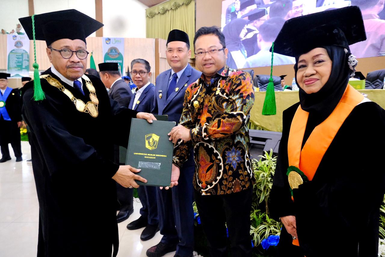 Wabup Gowa Terima Penghargaan dan Pin Emas dari UMI Makassar