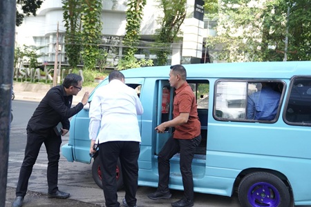 Munafri Bersama Wamendagri Bima Arya Naik Pete-Pete Sidak Damkarmat, dan Naik Becak Pantau Layanan Publik