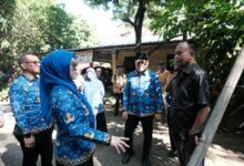 Bupati Gowa Beri Bantuan Bedah Rumah ke Keluarga Miskin Ekstrem di Barombong