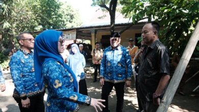 Bupati Gowa Beri Bantuan Bedah Rumah ke Keluarga Miskin Ekstrem di Barombong