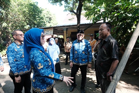 Bupati Gowa Beri Bantuan Bedah Rumah ke Keluarga Miskin Ekstrem di Barombong