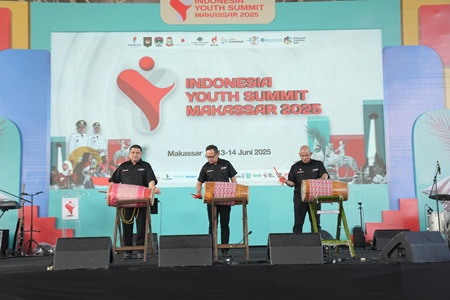 Wamendagri Ajak Pemuda Jadi Pemimpin Berintegritas di Indonesia Youth Summit 2025