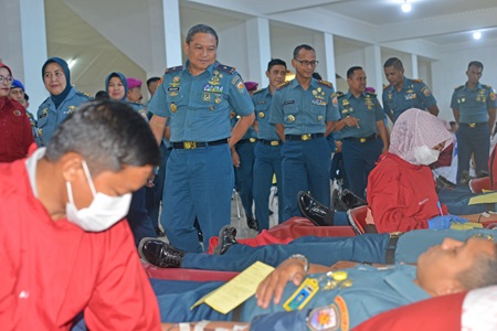Baksos Donor Darah dan Khitan Dalam Rangka HUT ke-75 Lantamal VI Tahun 2025