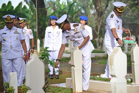 Sambut HUT Ke-75 Tahun 2025, Lantamal VI Laksanakan Ziarah Rombongan di TMP Panaikang Makassar