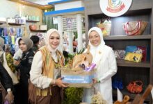 Booth Makassar Paling Ramai, Pengunjung Antusias Saksikan Demo Kerajinan Live