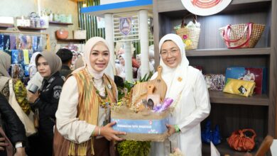 Booth Makassar Paling Ramai, Pengunjung Antusias Saksikan Demo Kerajinan Live