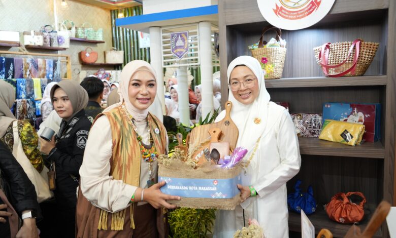 Booth Makassar Paling Ramai, Pengunjung Antusias Saksikan Demo Kerajinan Live