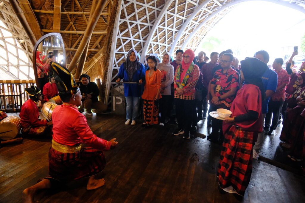 Bupati Husniah Minta Tradisi “Paddekko” di Gowa Terus Dipertahankan