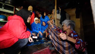TP PKK Gowa Salurkan Bantuan ke Warga Miskin Ekstrem di Malino