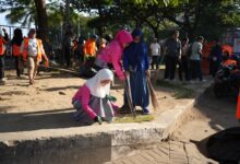 Ketua TP PKK Makassar Melinda Aksa Turun Langsung di Aksi Jumat Bersih Sekitar Pantai Losari