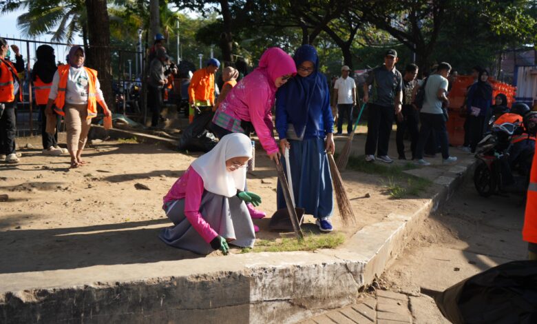 Ketua TP PKK Makassar Melinda Aksa Turun Langsung di Aksi Jumat Bersih Sekitar Pantai Losari