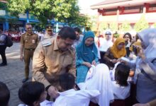 TP PKK Dukung Pemerataan Pendidikan, Melinda Aksa Dampingi Wali Kota Makassar Salurkan Seragam Sekolah Gratis