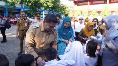 TP PKK Dukung Pemerataan Pendidikan, Melinda Aksa Dampingi Wali Kota Makassar Salurkan Seragam Sekolah Gratis