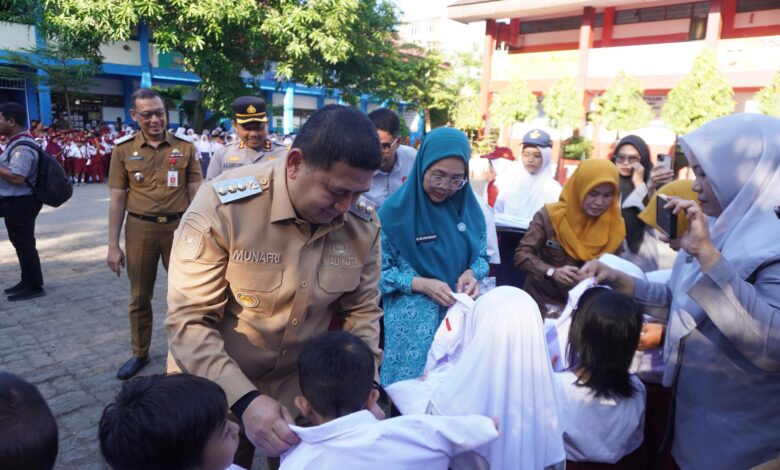 TP PKK Dukung Pemerataan Pendidikan, Melinda Aksa Dampingi Wali Kota Makassar Salurkan Seragam Sekolah Gratis