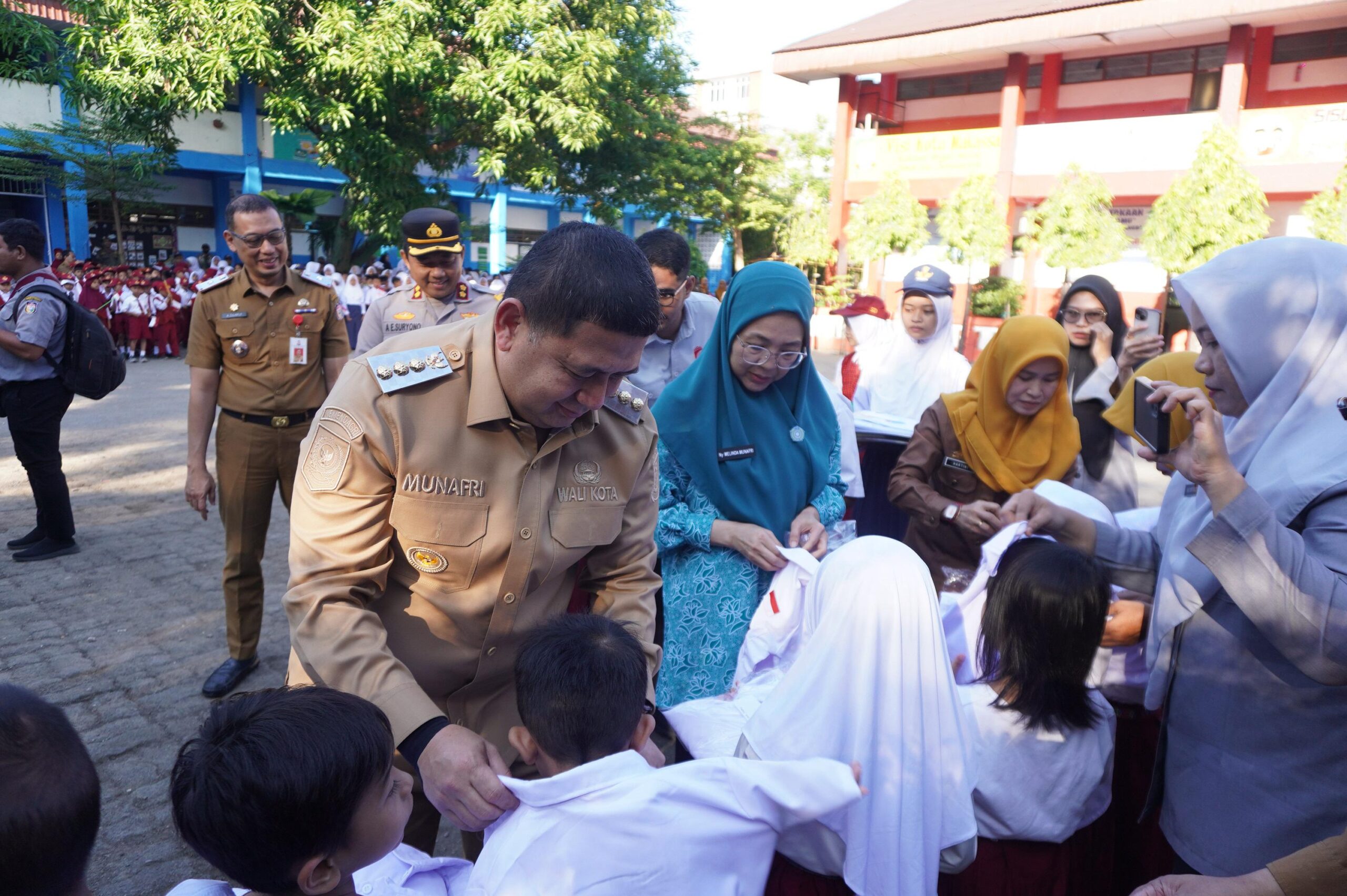 TP PKK Dukung Pemerataan Pendidikan, Melinda Aksa Dampingi Wali Kota Makassar Salurkan Seragam Sekolah Gratis
