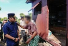 Gubernur Sulsel  Serahkan Bantuan Bedah Rumah Warga Kurang Mampu di Barru