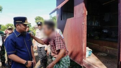 Gubernur Sulsel  Serahkan Bantuan Bedah Rumah Warga Kurang Mampu di Barru