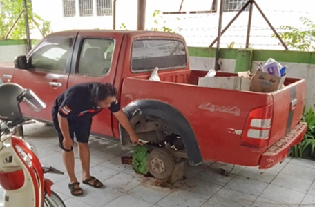 Pencuri Gasak Lima Ban Mobil Dinas DLH Bone di Area Kantor