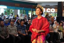 Dekranasda Makassar Perkuat Daya Saing Wastra Lokal Lewat Ajang Heritage Market 2025 MAKASSAR, NEWSURBAN.ID – Dewan Kerajinan Nasional Daerah (Dekranasda) Kota Makassar kembali menunjukkan dukungannya terhadap pengembangan industri kreatif daerah melalui partisipasi dalam Wastra Heritage Market 2025 yang digelar di Mall MARI Makassar, Minggu (27/7/2025). Ajang ini terselenggara atas kolaborasi antara Bank Indonesia, Pemerintah Provinsi Sulawesi Selatan, dan Karya Kreatif Sulawesi Selatan, dengan menghadirkan karya-karya wastra unggulan dari berbagai daerah untuk mendorong daya saing produk lokal berbasis kearifan budaya. Dekranasda Kota Makassar menghadirkan busana yang mengangkat wastra khas Bugis-Makassar, seperti tenun dan sutra, yang dirancang dalam gaya kontemporer dan tampil dalam fashion show bertema “Wastra Heritage Market.” Karya ini mencerminkan harmoni antara warisan budaya dengan semangat inovasi. Hadir mewakili Ketua Dekranasda Kota Makassar, Wakil Ketua Andi Tenri Fitriyah, yang turut menyaksikan langsung rangkaian kegiatan pameran dan fashion show. Ia menyampaikan bahwa partisipasi Makassar dalam kegiatan ini merupakan bagian dari strategi Dekranasda untuk memperluas promosi wastra daerah dan mendukung regenerasi desainer muda. “Makassar memiliki potensi wastra luar biasa yang tidak kalah dengan daerah lain. Melalui kegiatan ini, kami ingin memperkuat posisi produk lokal agar bisa bersaing di level nasional bahkan internasional,” ujar Andi Tenri. Sebagai Ketua Dekranasda Kota Makassar, Melinda Aksa juga menegaskan dukungan terhadap langkah-langkah strategis dalam penguatan industri fashion lokal, melalui program pemberdayaan perajin, pelatihan desain, hingga promosi lintas platform. Diharapkan keikutsertaan Dekranasda Makassar dalam ajang ini dapat memperluas akses pasar bagi perajin lokal, mendorong pertumbuhan ekosistem industri kreatif, dan mengokohkan Makassar sebagai pusat fashion berbasis wastra di kawasan timur Indonesia. (*)