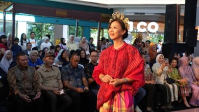 Dekranasda Makassar Perkuat Daya Saing Wastra Lokal Lewat Ajang Heritage Market 2025 MAKASSAR, NEWSURBAN.ID – Dewan Kerajinan Nasional Daerah (Dekranasda) Kota Makassar kembali menunjukkan dukungannya terhadap pengembangan industri kreatif daerah melalui partisipasi dalam Wastra Heritage Market 2025 yang digelar di Mall MARI Makassar, Minggu (27/7/2025). Ajang ini terselenggara atas kolaborasi antara Bank Indonesia, Pemerintah Provinsi Sulawesi Selatan, dan Karya Kreatif Sulawesi Selatan, dengan menghadirkan karya-karya wastra unggulan dari berbagai daerah untuk mendorong daya saing produk lokal berbasis kearifan budaya. Dekranasda Kota Makassar menghadirkan busana yang mengangkat wastra khas Bugis-Makassar, seperti tenun dan sutra, yang dirancang dalam gaya kontemporer dan tampil dalam fashion show bertema “Wastra Heritage Market.” Karya ini mencerminkan harmoni antara warisan budaya dengan semangat inovasi. Hadir mewakili Ketua Dekranasda Kota Makassar, Wakil Ketua Andi Tenri Fitriyah, yang turut menyaksikan langsung rangkaian kegiatan pameran dan fashion show. Ia menyampaikan bahwa partisipasi Makassar dalam kegiatan ini merupakan bagian dari strategi Dekranasda untuk memperluas promosi wastra daerah dan mendukung regenerasi desainer muda. “Makassar memiliki potensi wastra luar biasa yang tidak kalah dengan daerah lain. Melalui kegiatan ini, kami ingin memperkuat posisi produk lokal agar bisa bersaing di level nasional bahkan internasional,” ujar Andi Tenri. Sebagai Ketua Dekranasda Kota Makassar, Melinda Aksa juga menegaskan dukungan terhadap langkah-langkah strategis dalam penguatan industri fashion lokal, melalui program pemberdayaan perajin, pelatihan desain, hingga promosi lintas platform. Diharapkan keikutsertaan Dekranasda Makassar dalam ajang ini dapat memperluas akses pasar bagi perajin lokal, mendorong pertumbuhan ekosistem industri kreatif, dan mengokohkan Makassar sebagai pusat fashion berbasis wastra di kawasan timur Indonesia. (*)