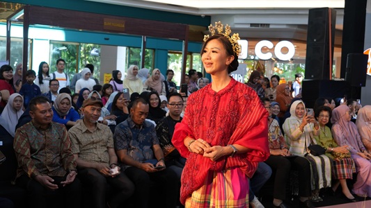 Dekranasda Makassar Perkuat Daya Saing Wastra Lokal Lewat Ajang Heritage Market 2025 MAKASSAR, NEWSURBAN.ID – Dewan Kerajinan Nasional Daerah (Dekranasda) Kota Makassar kembali menunjukkan dukungannya terhadap pengembangan industri kreatif daerah melalui partisipasi dalam Wastra Heritage Market 2025 yang digelar di Mall MARI Makassar, Minggu (27/7/2025). Ajang ini terselenggara atas kolaborasi antara Bank Indonesia, Pemerintah Provinsi Sulawesi Selatan, dan Karya Kreatif Sulawesi Selatan, dengan menghadirkan karya-karya wastra unggulan dari berbagai daerah untuk mendorong daya saing produk lokal berbasis kearifan budaya. Dekranasda Kota Makassar menghadirkan busana yang mengangkat wastra khas Bugis-Makassar, seperti tenun dan sutra, yang dirancang dalam gaya kontemporer dan tampil dalam fashion show bertema “Wastra Heritage Market.” Karya ini mencerminkan harmoni antara warisan budaya dengan semangat inovasi. Hadir mewakili Ketua Dekranasda Kota Makassar, Wakil Ketua Andi Tenri Fitriyah, yang turut menyaksikan langsung rangkaian kegiatan pameran dan fashion show. Ia menyampaikan bahwa partisipasi Makassar dalam kegiatan ini merupakan bagian dari strategi Dekranasda untuk memperluas promosi wastra daerah dan mendukung regenerasi desainer muda. “Makassar memiliki potensi wastra luar biasa yang tidak kalah dengan daerah lain. Melalui kegiatan ini, kami ingin memperkuat posisi produk lokal agar bisa bersaing di level nasional bahkan internasional,” ujar Andi Tenri. Sebagai Ketua Dekranasda Kota Makassar, Melinda Aksa juga menegaskan dukungan terhadap langkah-langkah strategis dalam penguatan industri fashion lokal, melalui program pemberdayaan perajin, pelatihan desain, hingga promosi lintas platform. Diharapkan keikutsertaan Dekranasda Makassar dalam ajang ini dapat memperluas akses pasar bagi perajin lokal, mendorong pertumbuhan ekosistem industri kreatif, dan mengokohkan Makassar sebagai pusat fashion berbasis wastra di kawasan timur Indonesia. (*)