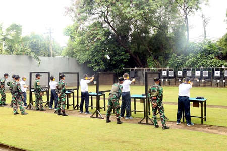 Asah Kemampuan, PJU dan Kasatker Lantamal VI Latihan Menembak Pistol