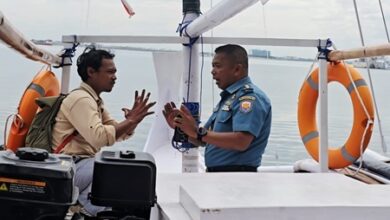 Pastikan Siap Berlayar, Lantamal VI Makassar Cek Kesiapan Perahu Sandeq Korpala Unhas