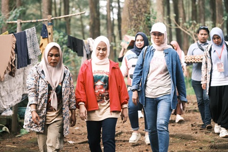 TP PKK Gowa dan Bhayangkari Gowa Salurkan Bantuan untuk Keluarga Miskin Ekstrem di Tinggimoncong