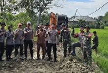 TNI Polri Bangun Jalan Tani Untuk Masyarakat Desa Kajoalaliddong Bone