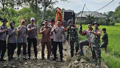TNI Polri Bangun Jalan Tani Untuk Masyarakat Desa Kajoalaliddong Bone