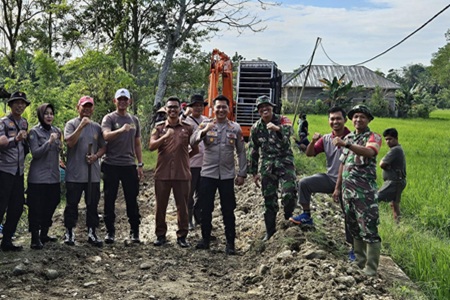 TNI Polri Bangun Jalan Tani Untuk Masyarakat Desa Kajoalaliddong Bone