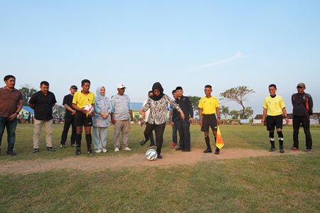 Buka Turnamen Sepak Bola di Barombong, Bupati Gowa Dorong Pengembangan Atlet Muda