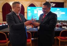 Munafri Hadiahkan Souvenir Khas Makassar untuk Wali Kota Vienna di WSCMF 2025