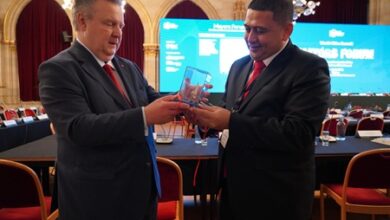 Munafri Hadiahkan Souvenir Khas Makassar untuk Wali Kota Vienna di WSCMF 2025