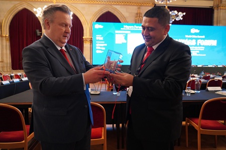 Munafri Hadiahkan Souvenir Khas Makassar untuk Wali Kota Vienna di WSCMF 2025